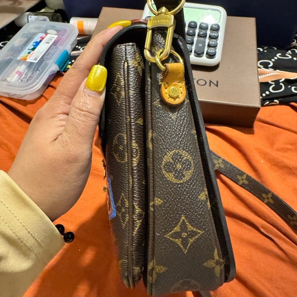 Louis Vuitton Pouchette Metis Love Lock Limited Edition Crossbody Bag - Picture 5 of 16